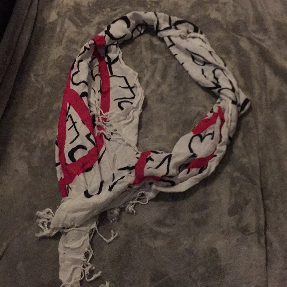 Women’s NWOT Stylish Scarf